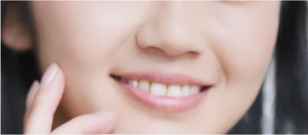 女性の鼻から口を写した写真