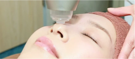 鼻に照射を受ける女性