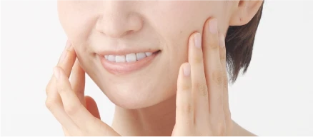 頬に手を当てる女性
